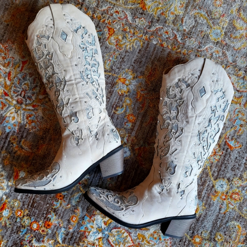 Ladies size 6 cowboy boots ivory/white with silver sparkle inlay